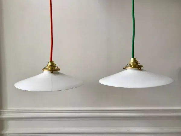 Illustration numéro 5 du produit Suspension en opaline lisse fil orange début XXème