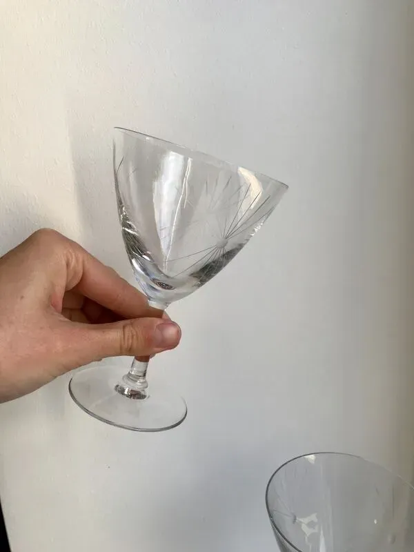 Illustration numéro 5 du produit Lot de 5 verres à vin gravés modèle étoile années 50