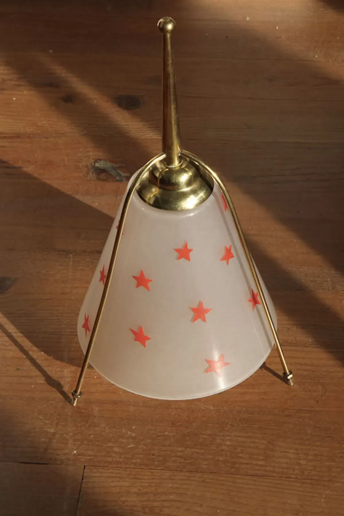 Illustration numéro 5 du produit Lampe suspension en laiton et métal Rockabilly rouge.
