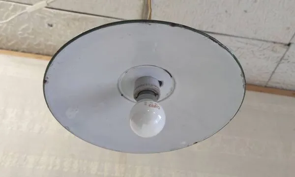 Illustration numéro 5 du produit Suspension industrielle en tôle émaillée et porcelaine - mid. XXeme