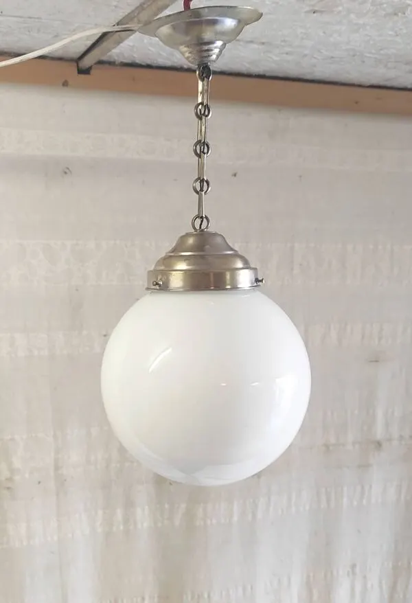 Illustration numéro 5 du produit Suspension design Bauhaus globe opaline (diam: 20 cm) - mid.XXeme