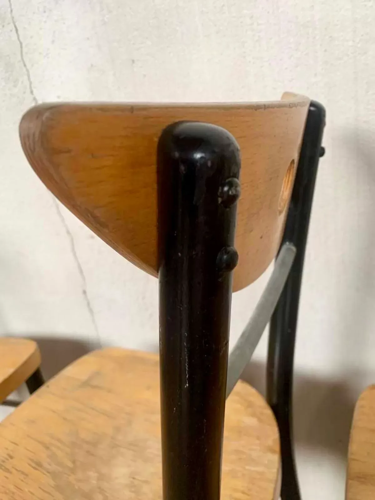 Illustration numéro 5 du produit Série de 6 chaises bistrot vintage en bois courbé