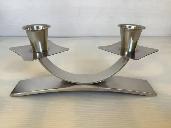 Illustration numéro 5 du produit Bougeoir double argenté moderniste