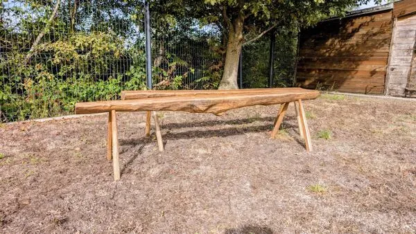 Illustration numéro 5 du produit Paire de bancs brutalistes en bois – esprit design années 70