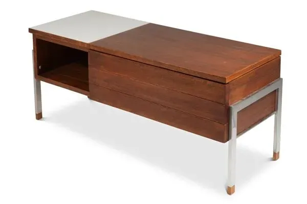 Illustration numéro 5 du produit Paire de commodes basses en teck et métal chromé. Années 60.