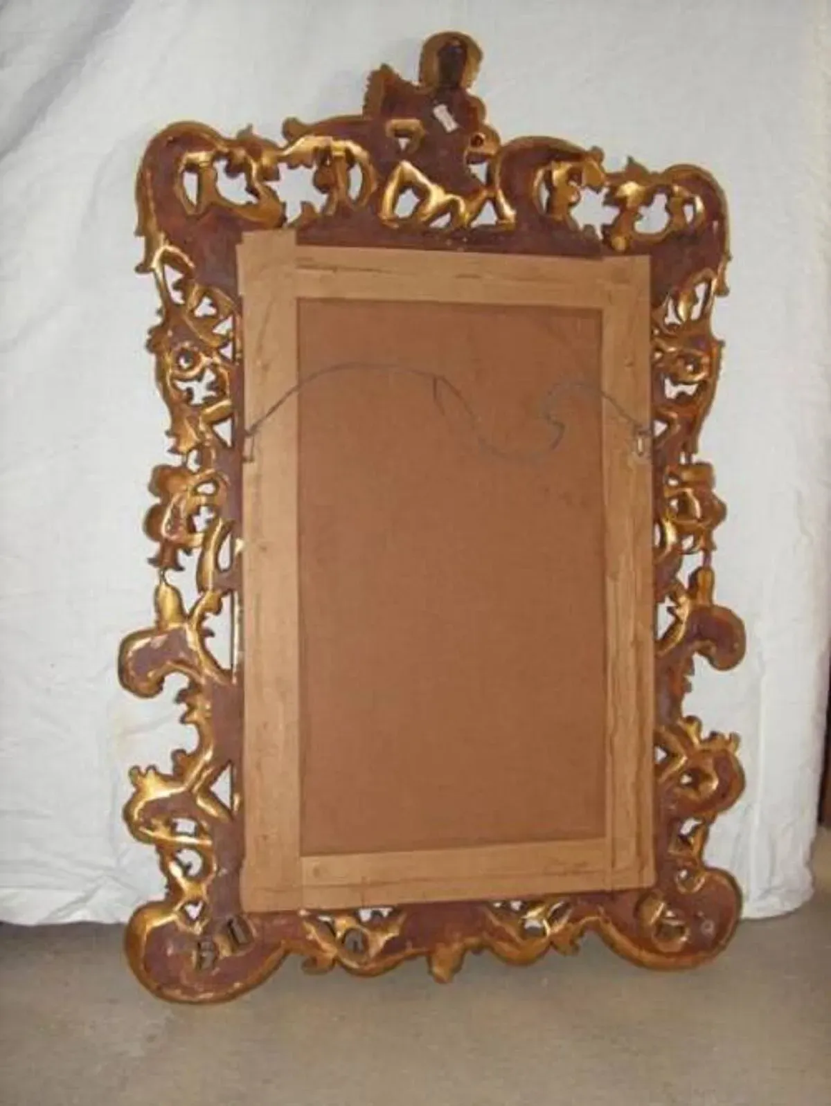 Illustration numéro 5 du produit Imposant Miroir, bois sculpté doré, à décor de Putto