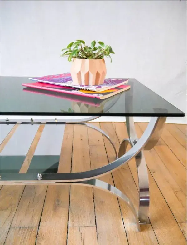 Illustration numéro 5 du produit Table basse rectangulaire en verre fumé et chrome double plateaux Design 1970