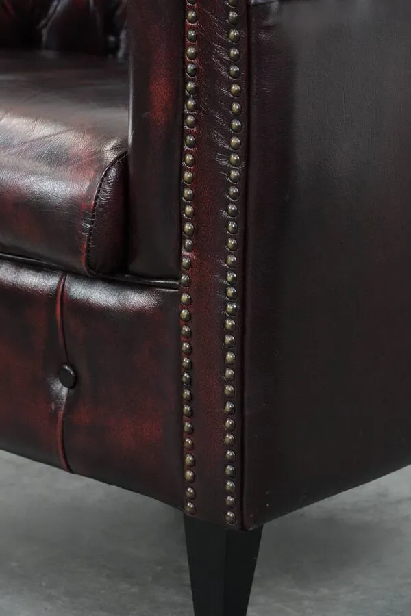 Illustration numéro 5 du produit Fauteuil club Chesterfield en cuir de vache dans un style anglais classique.