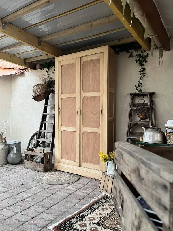 Illustration numéro 5 du produit Meuble de métier, armoire en bois