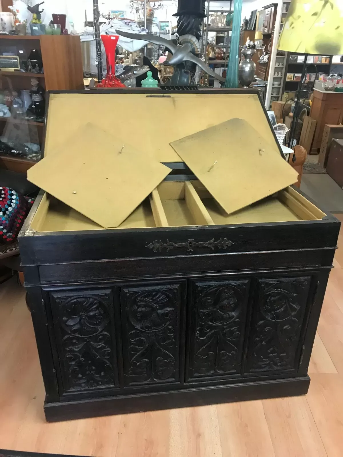 Illustration numéro 5 du produit Buffet bas style gothique epoque louis xiii