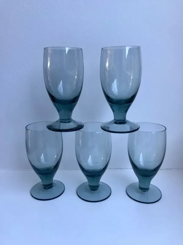 Illustration numéro 5 du produit Lot de 5 verres à liqueur en verre fumé design années 70