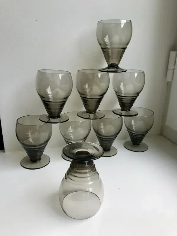 Illustration numéro 5 du produit Ensemble de 9 verres à liqueur art déco en verre fumé années 30-40