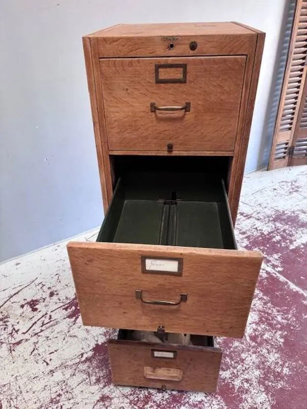 Illustration numéro 5 du produit Meuble à casiers signé Globe-Wernicke, années 1920