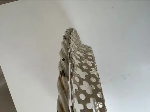 Illustration numéro 5 du produit Plateau rond en tôle ajourée Mathieu Mategot 1960 ?