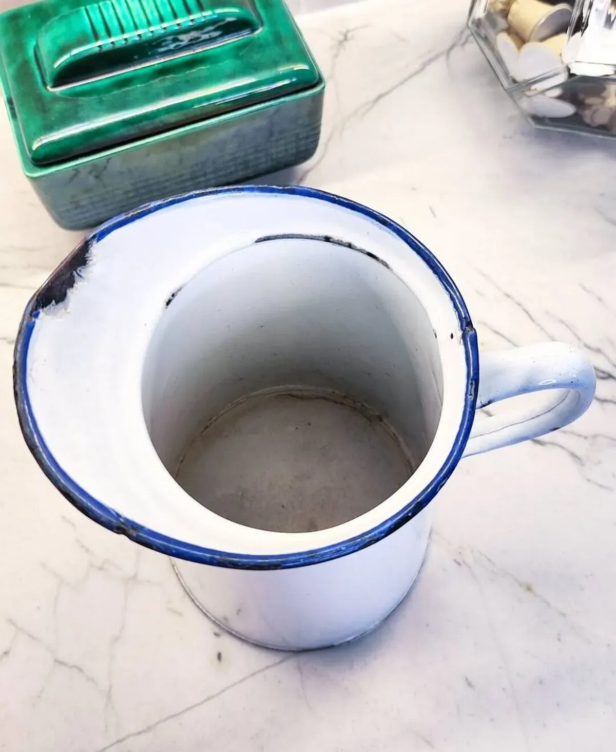 Illustration numéro 5 du produit Pichet en tôle émaillée