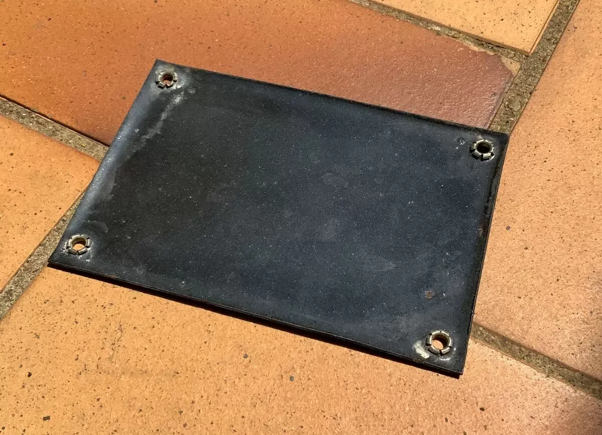 Illustration numéro 5 du produit Plaque de rue en tôle émaillée bleue et blanche numéro 38