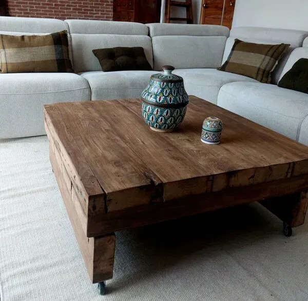 Illustration numéro 5 du produit Table basse artisanale en poutres de chêne massif