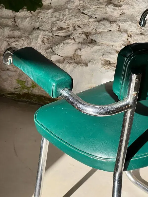 Illustration numéro 5 du produit Paire de fauteuils Skaï vert et chrome, mid century