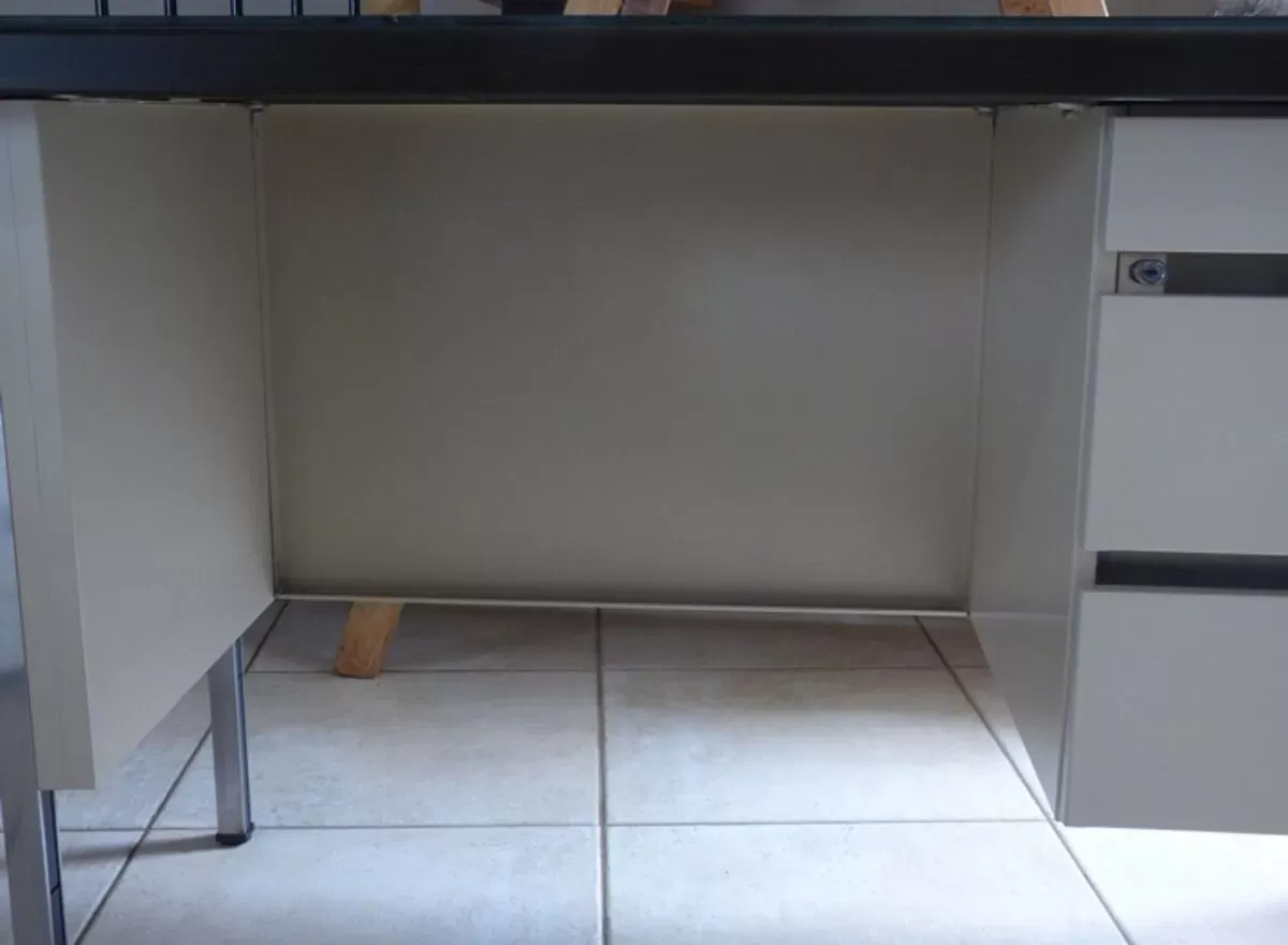 Illustration numéro 5 du produit Bureau métallique industriel des années 70 trois tiroirs et dessus verre