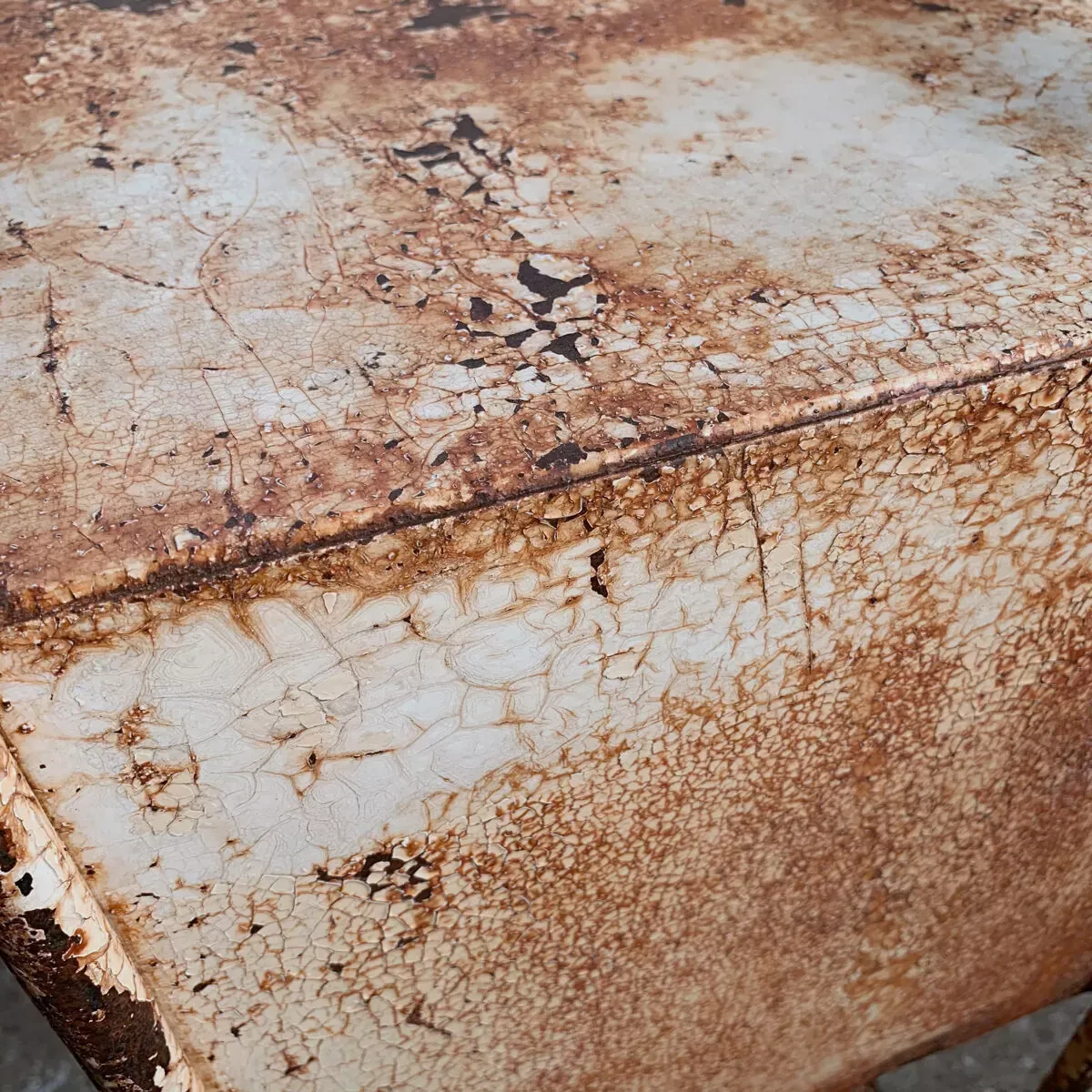 Illustration numéro 5 du produit Table de chevet d’hôpital fin XIX début XXe en métal