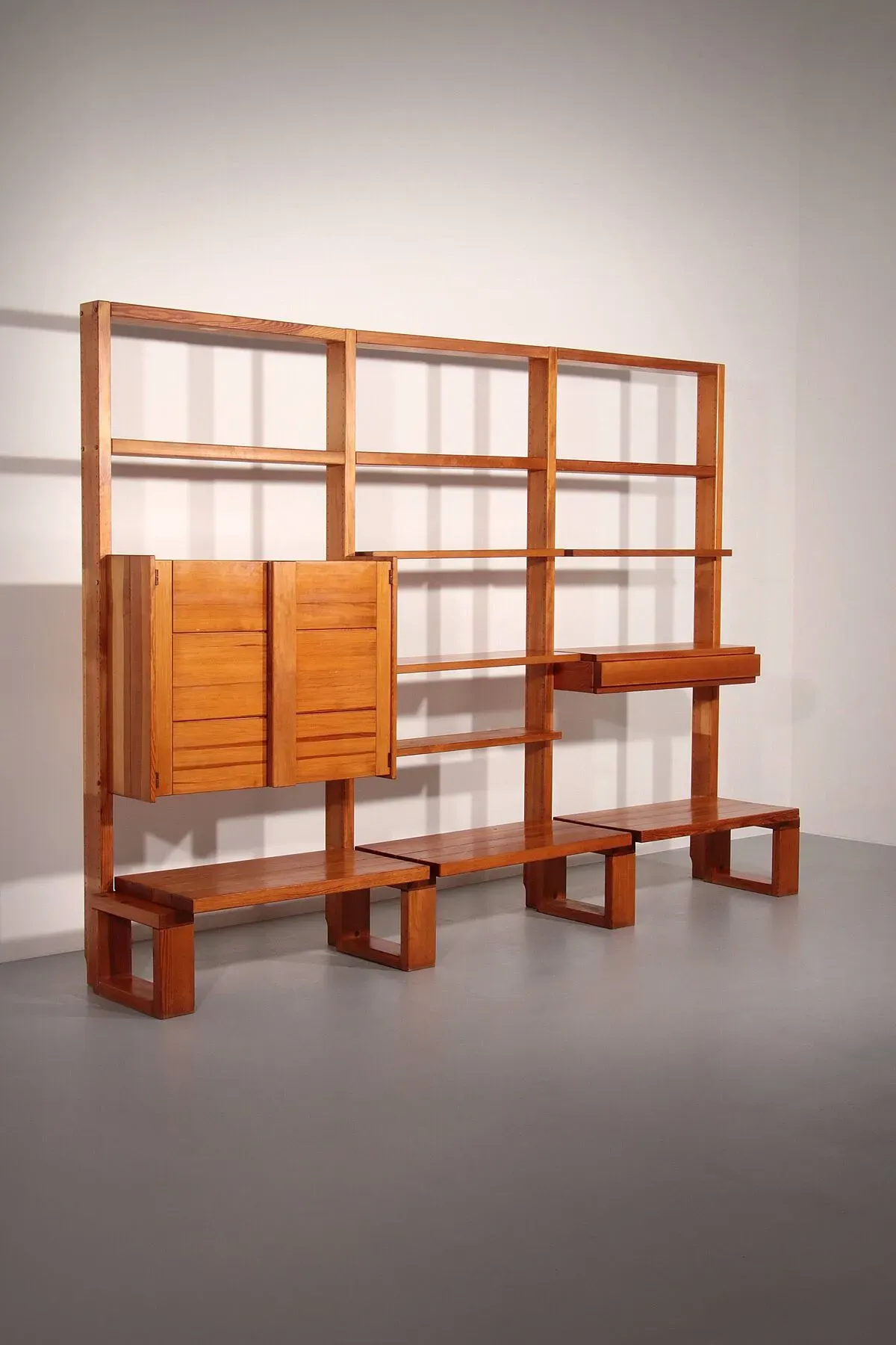 Illustration numéro 5 du produit Système mural modulaire brutaliste français – Élégance industrielle, vers 1950