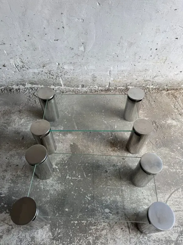 Illustration numéro 5 du produit Paire de tables basses modernistes à pieds cylindriques en acier