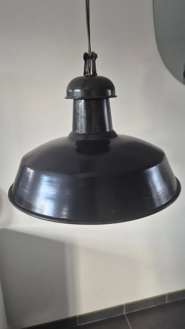 Illustration numéro 5 du produit Lampes à suspension industrielles vintage françaises en émail noir