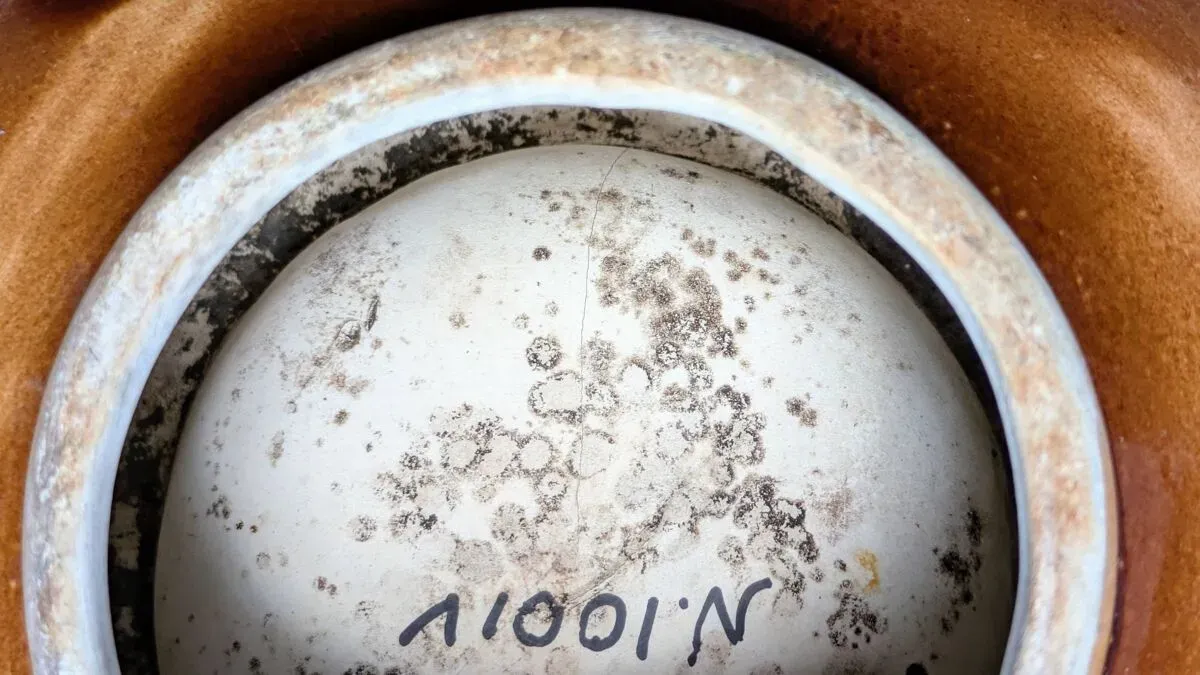 Illustration numéro 5 du produit Cendrier céramique – France, années 60 – émail volcanique