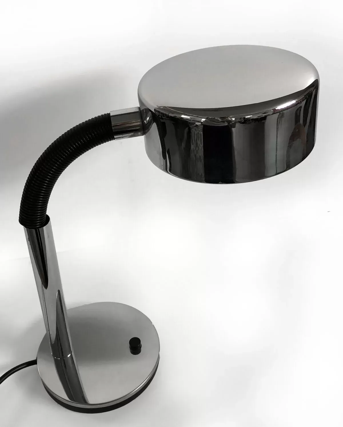 Illustration numéro 5 du produit Lampe de bureau flexible, abat-jour chromé