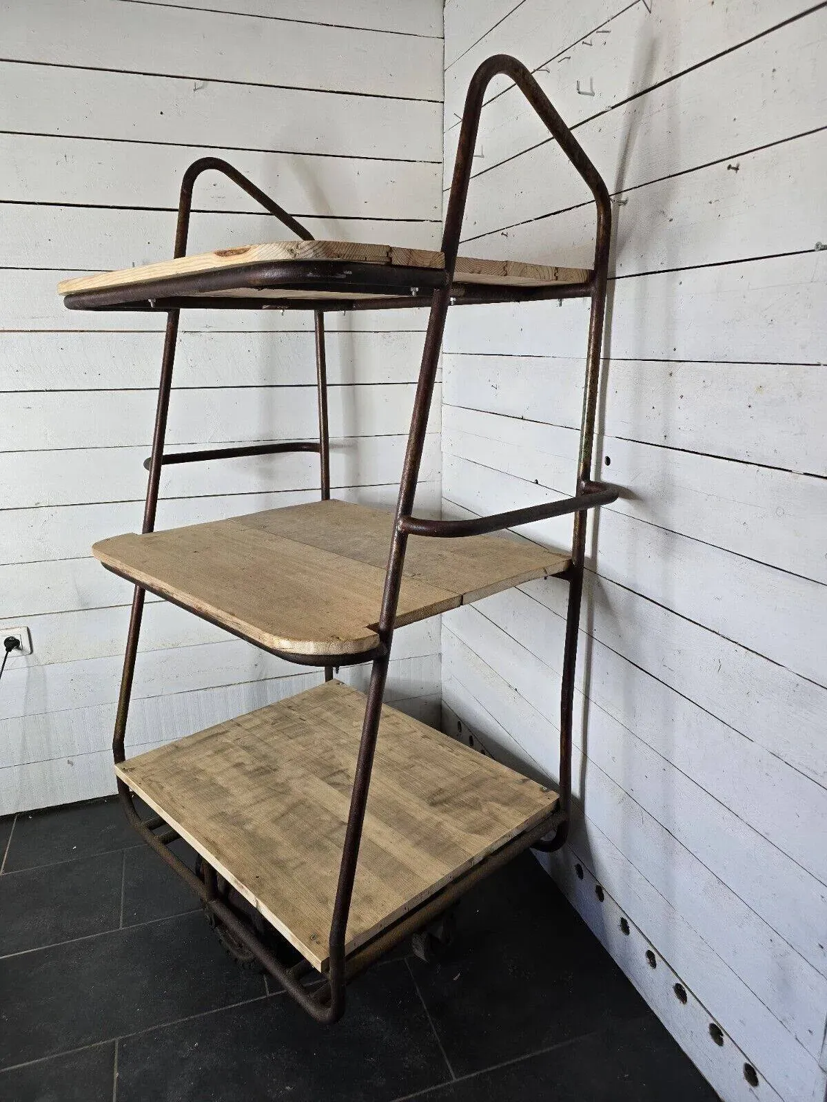 Illustration numéro 5 du produit étagère chariot industriel en fer et bois