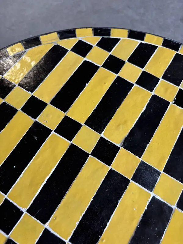 Illustration numéro 5 du produit Table basse ronde marocaine en zellige jaune et noir