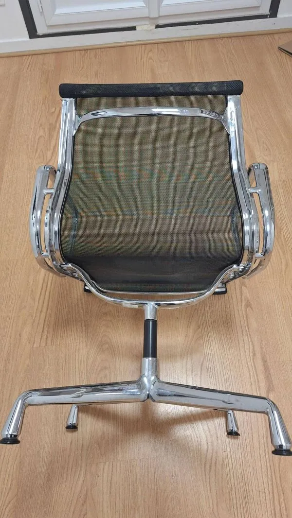 Illustration numéro 5 du produit fauteuil Vitra Aluminium Group EA 108, design iconique de Charles & Ray Ea