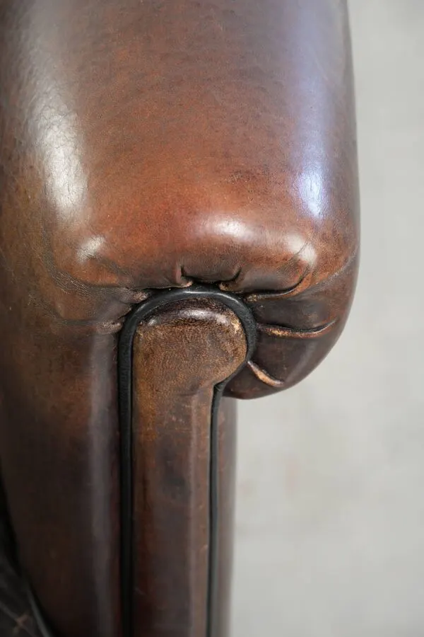 Illustration numéro 5 du produit Fauteuil club en peau de mouton noir au design unique de style anglais