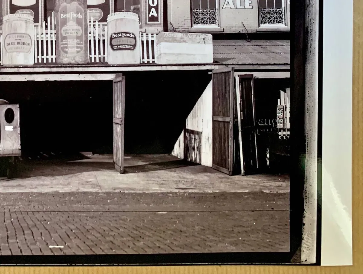 Illustration numéro 5 du produit Walker Evans “Entrepôts Publicitaires au Bord de l’Eau, Louisiane''1938