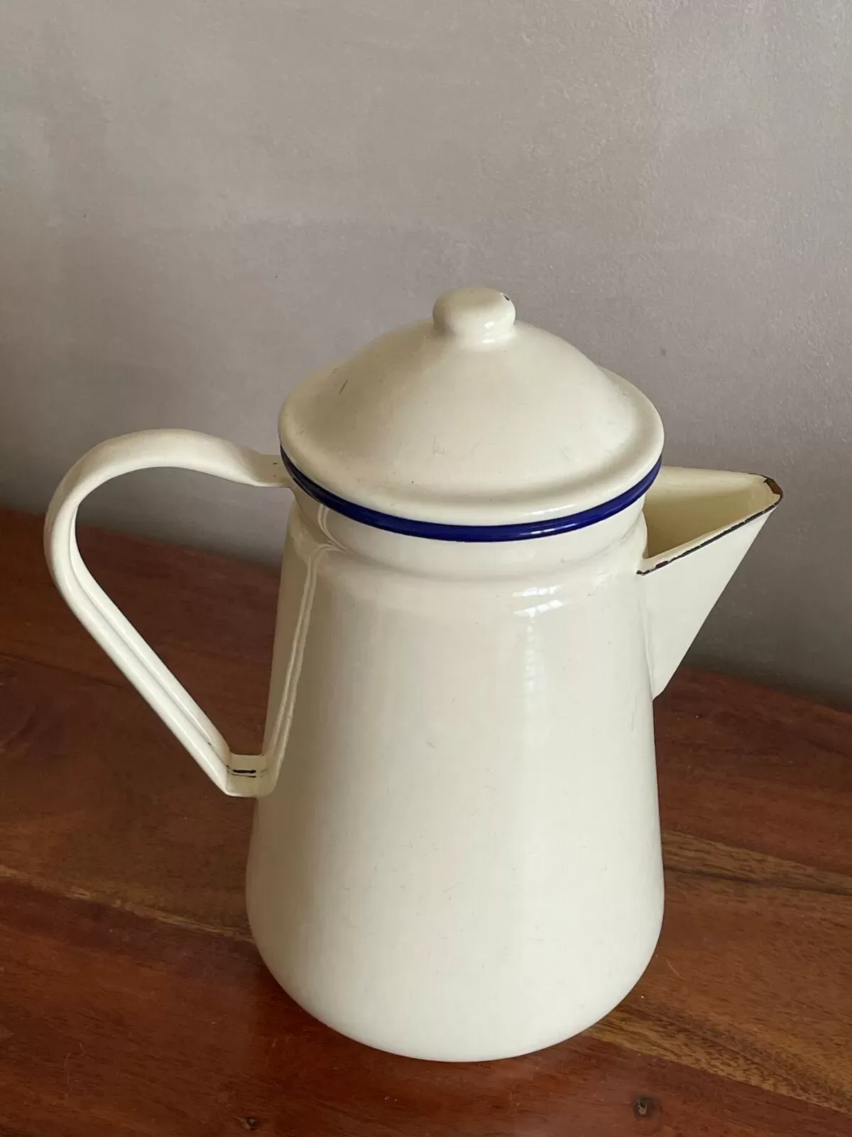 Illustration numéro 5 du produit Verseuse en tôle émaillée