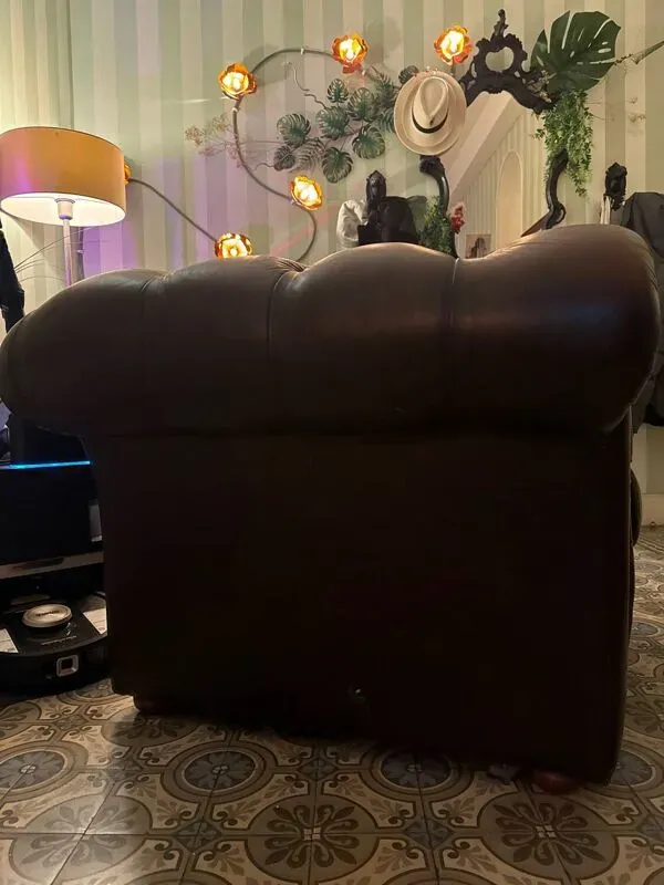 Illustration numéro 5 du produit Fauteuil club Chesterfield