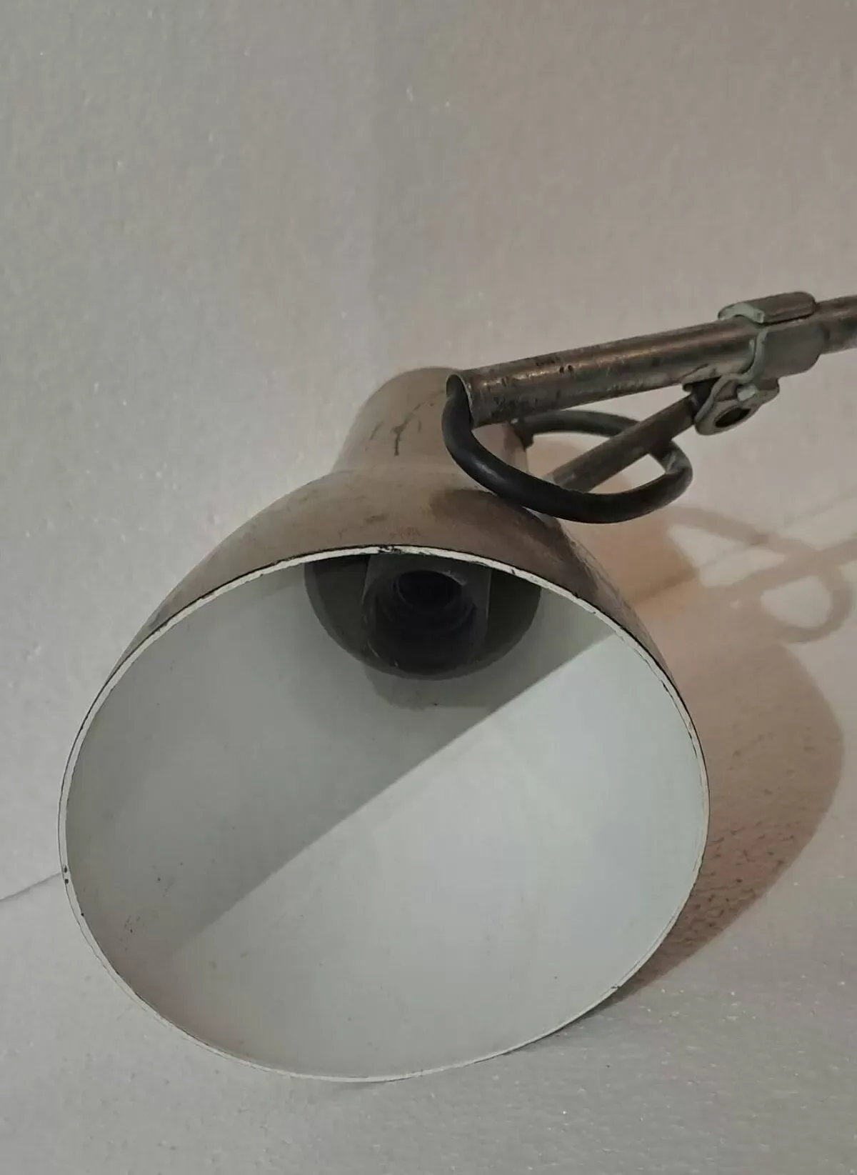 Illustration numéro 5 du produit Ancienne lampe d'atelier articulée industrielle