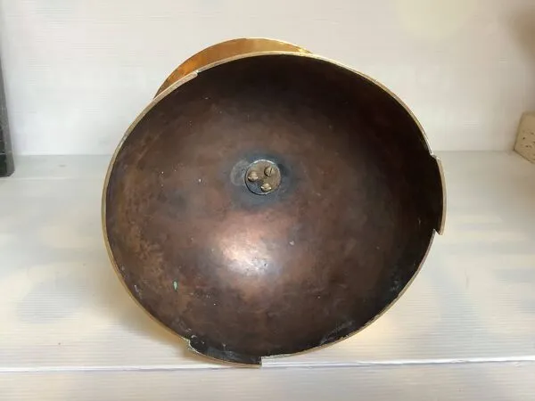 Illustration numéro 5 du produit Grand bougeoir laiton martelé orfèvre Holemans Bruxelles