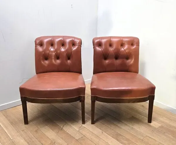 Illustration numéro 5 du produit Chauffeuse en cuir capitonné vintage