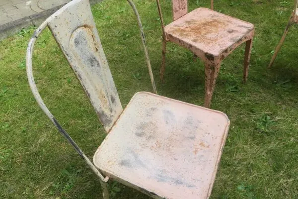Illustration numéro 5 du produit Ensemble de 3 chaises de jardin empilables inspirées de Tolix du début du 20e siècle.