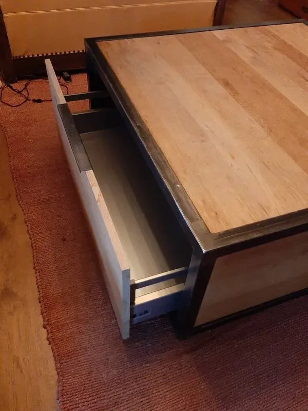 Illustration numéro 5 du produit Table basse de créateur