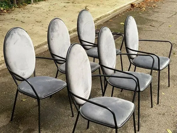 Illustration numéro 5 du produit 6 chaises à manger médaillon noir et velours gris avec accoudoir