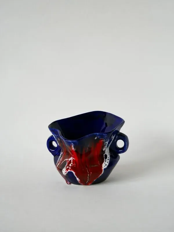 Illustration numéro 5 du produit Vase en céramique / fat lava rouge, bleu et blanc, 1970