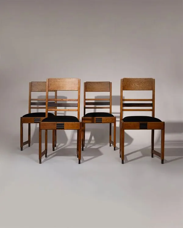 Illustration numéro 5 du produit Chaises de salle à manger en chêne de l'École d'Amsterdam, Pays-Bas, années 1920.