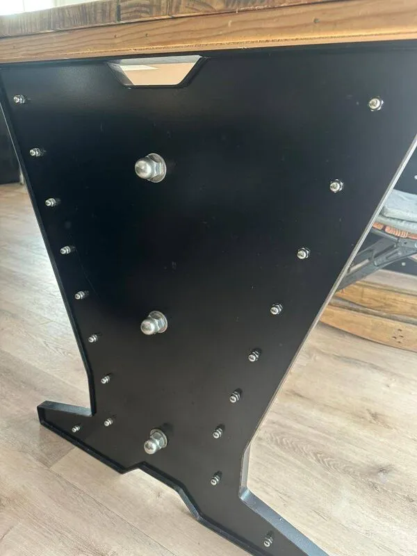 Illustration numéro 5 du produit Table industrielle – Pièce artisanale en bois massif et acier