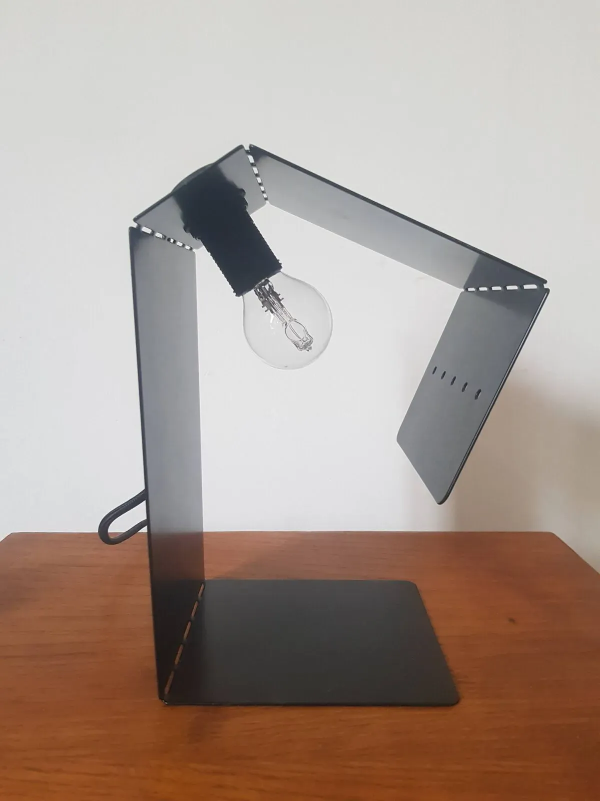 Illustration numéro 5 du produit Lampe en tôle pliée