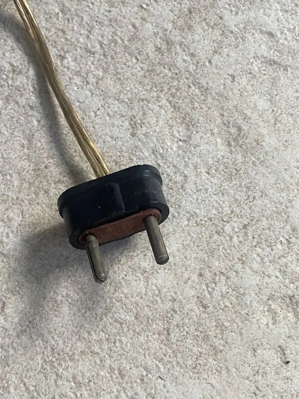 Illustration numéro 5 du produit Lampadaire brutaliste à maillons de chaîne