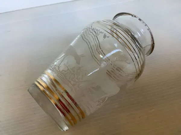 Illustration numéro 5 du produit Six anciens vases en verre moulé zoomorphe