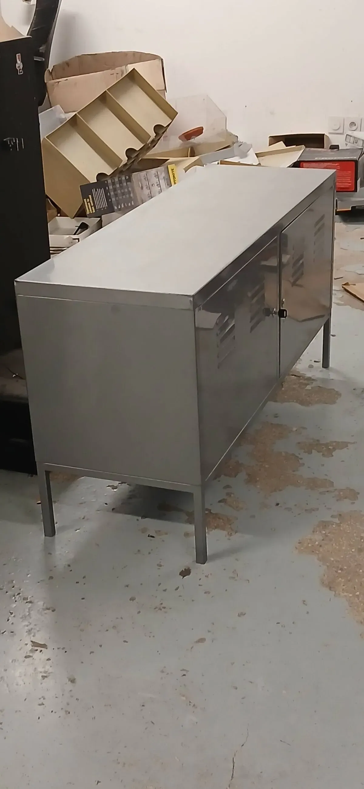 Illustration numéro 5 du produit Petit meuble / enfilade indus  gris souris.