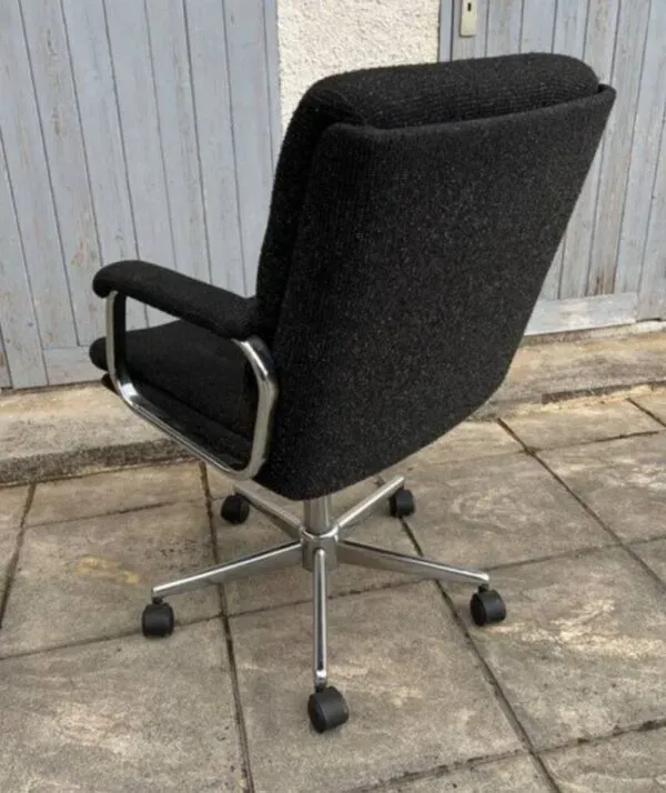 Illustration numéro 5 du produit Fauteuil pivotant en tissu noir chiné et chrome